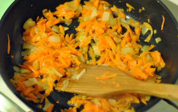 Лук и морковь для тыквенного супа-пюре с креветками